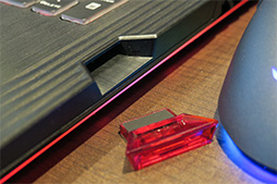 画像ギャラリー No.008のサムネイル画像 / ASUS，薄型ノートPCやゲーマー向けモバイルディスプレイなど新製品を多数発表。ゲームにも使える2画面ノートPCも注目だ