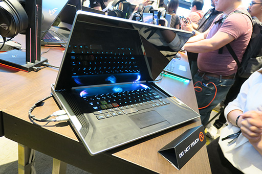 画像ギャラリー No.014のサムネイル画像 / ASUS，薄型ノートPCやゲーマー向けモバイルディスプレイなど新製品を多数発表。ゲームにも使える2画面ノートPCも注目だ
