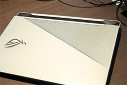 画像ギャラリー No.016のサムネイル画像 / ASUS，薄型ノートPCやゲーマー向けモバイルディスプレイなど新製品を多数発表。ゲームにも使える2画面ノートPCも注目だ