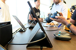 画像ギャラリー No.021のサムネイル画像 / ASUS，薄型ノートPCやゲーマー向けモバイルディスプレイなど新製品を多数発表。ゲームにも使える2画面ノートPCも注目だ