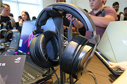 画像ギャラリー No.028のサムネイル画像 / ASUS，薄型ノートPCやゲーマー向けモバイルディスプレイなど新製品を多数発表。ゲームにも使える2画面ノートPCも注目だ