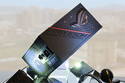 画像ギャラリー No.030のサムネイル画像 / ASUS，薄型ノートPCやゲーマー向けモバイルディスプレイなど新製品を多数発表。ゲームにも使える2画面ノートPCも注目だ