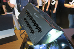 画像ギャラリー No.031のサムネイル画像 / ASUS，薄型ノートPCやゲーマー向けモバイルディスプレイなど新製品を多数発表。ゲームにも使える2画面ノートPCも注目だ