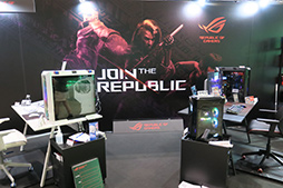 画像ギャラリー No.002のサムネイル画像 / ［TGS 2021］ASUSブースで激レアなガンダムコラボ自作ゲームPCや個性的なゲーマー向け周辺機器に触れてみた