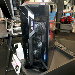 画像ギャラリー No.010のサムネイル画像 / ［TGS 2021］ASUSブースで激レアなガンダムコラボ自作ゲームPCや個性的なゲーマー向け周辺機器に触れてみた