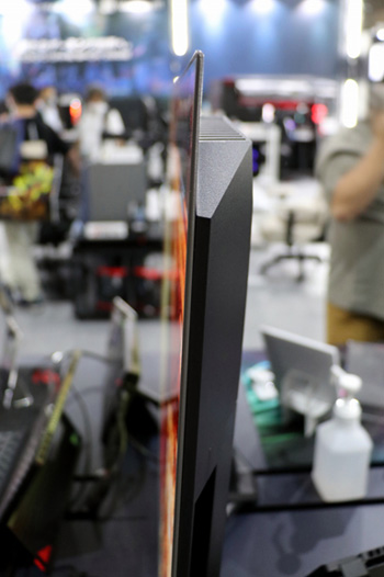 画像ギャラリー No.005のサムネイル画像 / ［TGS2022］ASUSが日本未発表製品を先行展示。41.5型の大型有機ELディスプレイ「PG42UQ」と「ROG Phone 6」に注目だ