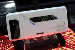 画像ギャラリー No.009のサムネイル画像 / ［TGS2022］ASUSが日本未発表製品を先行展示。41.5型の大型有機ELディスプレイ「PG42UQ」と「ROG Phone 6」に注目だ