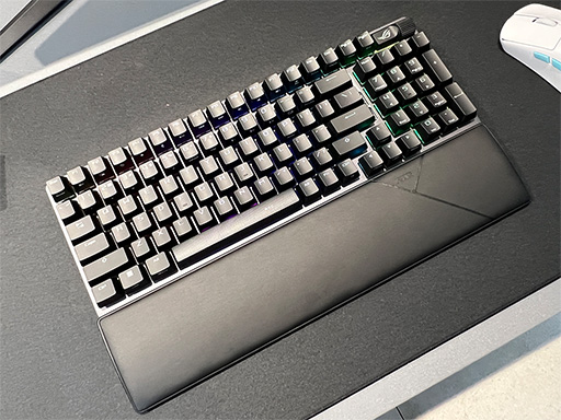 画像ギャラリー No.001のサムネイル画像 / 新型キースイッチを採用した“96％”キーボードや「ケーブルが見えないPC」などユニークな製品をASUSが披露