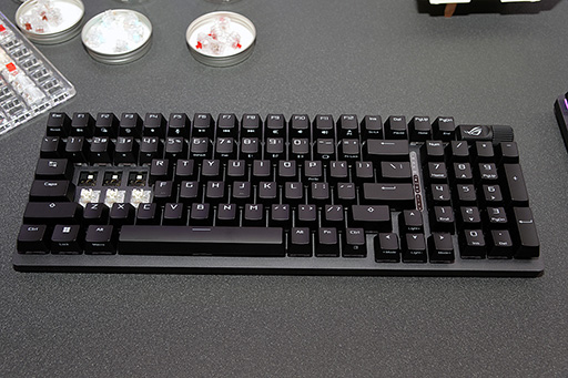 画像ギャラリー No.008のサムネイル画像 / 新型キースイッチを採用した“96％”キーボードや「ケーブルが見えないPC」などユニークな製品をASUSが披露