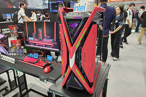 画像ギャラリー No.003のサムネイル画像 / ［TGS2023］ASUSブースにエヴァ2号機とアスカが襲来！　話題のROG×エヴァンゲリオンコラボ第2弾を見逃すな