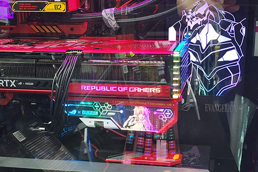画像ギャラリー No.007のサムネイル画像 / ［TGS2023］ASUSブースにエヴァ2号機とアスカが襲来！　話題のROG×エヴァンゲリオンコラボ第2弾を見逃すな