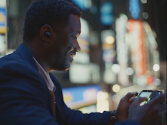 「ROG Xbox ALLY」のローンチトレイラーは日本が舞台。海外からやってきたビジネスマンの心を癒やすのは……