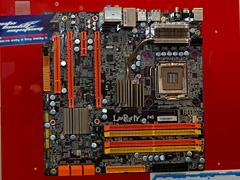 画像ギャラリー No.010のサムネイル画像 / ［COMPUTEX 2008＃07］「どうやったらいいか分からない人向け」のCPU自動オーバークロック機能をDFIが実装