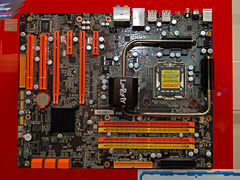 画像ギャラリー No.012のサムネイル画像 / ［COMPUTEX 2008＃07］「どうやったらいいか分からない人向け」のCPU自動オーバークロック機能をDFIが実装