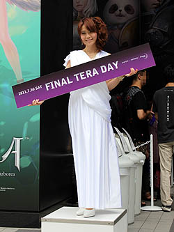 画像ギャラリー No.019のサムネイル画像 / 秋葉原がTERA一色に染まった「FINAL TERA DAY」の様子を,開発会社CEOへのミニインタビューとともに紹介