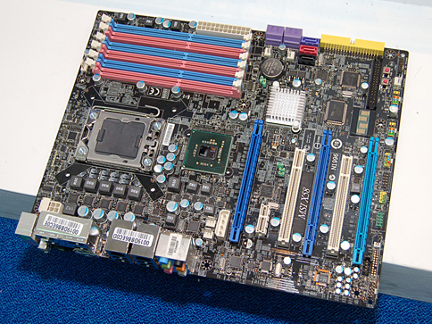 画像ギャラリー No.006のサムネイル画像 / ［COMPUTEX 2008＃15］Nehalem対応の次世代チップセット「Tylersburg」。搭載マザーボード7枚が展示に