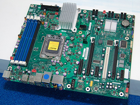画像ギャラリー No.007のサムネイル画像 / ［COMPUTEX 2008＃15］Nehalem対応の次世代チップセット「Tylersburg」。搭載マザーボード7枚が展示に