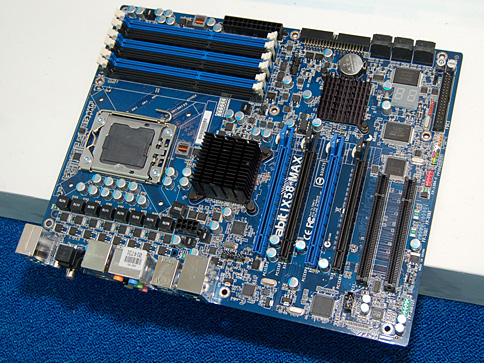 画像ギャラリー No.008のサムネイル画像 / ［COMPUTEX 2008＃15］Nehalem対応の次世代チップセット「Tylersburg」。搭載マザーボード7枚が展示に