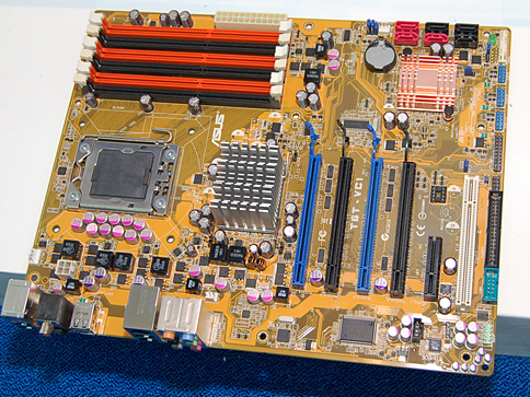 画像ギャラリー No.009のサムネイル画像 / ［COMPUTEX 2008＃15］Nehalem対応の次世代チップセット「Tylersburg」。搭載マザーボード7枚が展示に