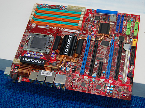 画像ギャラリー No.010のサムネイル画像 / ［COMPUTEX 2008＃15］Nehalem対応の次世代チップセット「Tylersburg」。搭載マザーボード7枚が展示に