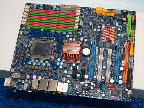 画像ギャラリー No.011のサムネイル画像 / ［COMPUTEX 2008＃15］Nehalem対応の次世代チップセット「Tylersburg」。搭載マザーボード7枚が展示に