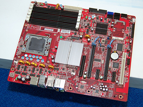 画像ギャラリー No.012のサムネイル画像 / ［COMPUTEX 2008＃15］Nehalem対応の次世代チップセット「Tylersburg」。搭載マザーボード7枚が展示に