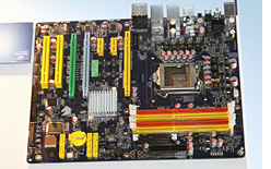 画像ギャラリー No.008のサムネイル画像 / 「P57」「H57/H55」チップセットのスペックが垣間見える，CeBIT 2009のIntelブース