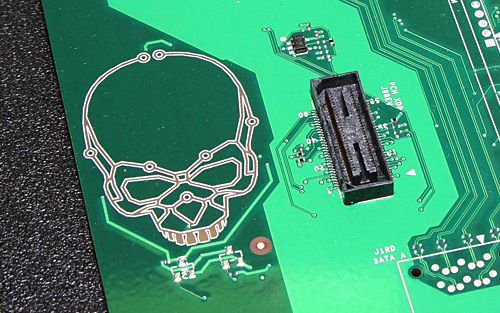 画像ギャラリー No.003のサムネイル画像 / ［COMPUTEX］“Skulltrail & Bonetrail後継”のドクロマーク入りIntel製P55マザーをNVIDIAショウルームで発見