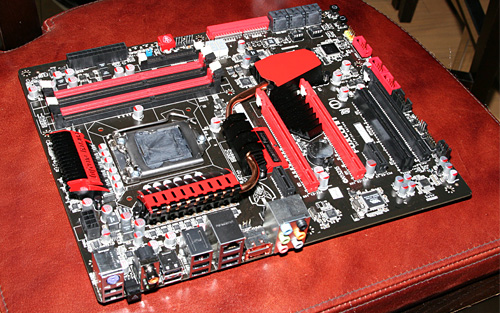画像ギャラリー No.002のサムネイル画像 / ［COMPUTEX］Foxconn，ゲーマー向けマザーの次期フラグシップ「Inferno Katana」を披露。nForce 200搭載か？