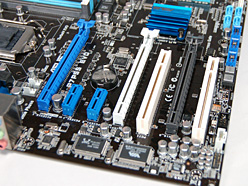 画像ギャラリー No.005のサムネイル画像 / ASUSの“次世代機”，P55マザーボード「P7P55D EVO」を写真で見る。ほぼ製品版？