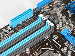 画像ギャラリー No.016のサムネイル画像 / ASUSの“次世代機”，P55マザーボード「P7P55D EVO」を写真で見る。ほぼ製品版？