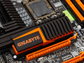 ［CeBIT］GIGA-BYTE，オーバークロッカーが監修したマザーボード「GA-X58A-OC」を公開。独自クーラー採用のOC版GeForceも