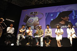画像ギャラリー No.021のサムネイル画像 / ［TGS 2011］「メタルギア」キャスト陣と須田剛一さんがゲストとして登場したKONAMIブースの超豪華ラストステージ「Kojima Productions SPECIAL STAGE」をレポート