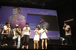 画像ギャラリー No.024のサムネイル画像 / ［TGS 2011］「メタルギア」キャスト陣と須田剛一さんがゲストとして登場したKONAMIブースの超豪華ラストステージ「Kojima Productions SPECIAL STAGE」をレポート