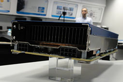 画像ギャラリー No.008のサムネイル画像 / Intel,スーパーコンピュータ向けアクセラレータ「Xeon Phi 5110P」発表。60基のx86コアを1チップ上に集積