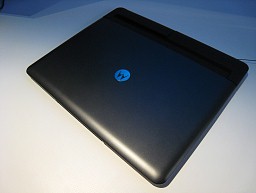 画像ギャラリー No.002のサムネイル画像 / ドックにつなぐとPCのように使える新コンセプトスマートフォン「ATRIX 4G」は，スーパーケータイ台風の目となるか