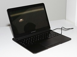 画像ギャラリー No.003のサムネイル画像 / ドックにつなぐとPCのように使える新コンセプトスマートフォン「ATRIX 4G」は，スーパーケータイ台風の目となるか
