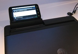 画像ギャラリー No.007のサムネイル画像 / ドックにつなぐとPCのように使える新コンセプトスマートフォン「ATRIX 4G」は，スーパーケータイ台風の目となるか