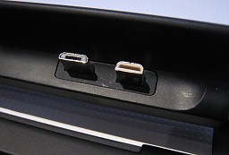 画像ギャラリー No.008のサムネイル画像 / ドックにつなぐとPCのように使える新コンセプトスマートフォン「ATRIX 4G」は，スーパーケータイ台風の目となるか