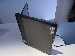 画像ギャラリー No.010のサムネイル画像 / ドックにつなぐとPCのように使える新コンセプトスマートフォン「ATRIX 4G」は，スーパーケータイ台風の目となるか