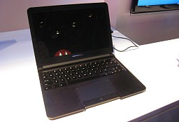 画像ギャラリー No.011のサムネイル画像 / ドックにつなぐとPCのように使える新コンセプトスマートフォン「ATRIX 4G」は，スーパーケータイ台風の目となるか