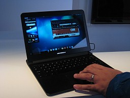 画像ギャラリー No.014のサムネイル画像 / ドックにつなぐとPCのように使える新コンセプトスマートフォン「ATRIX 4G」は，スーパーケータイ台風の目となるか