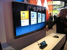 画像ギャラリー No.016のサムネイル画像 / ドックにつなぐとPCのように使える新コンセプトスマートフォン「ATRIX 4G」は，スーパーケータイ台風の目となるか