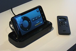 画像ギャラリー No.017のサムネイル画像 / ドックにつなぐとPCのように使える新コンセプトスマートフォン「ATRIX 4G」は，スーパーケータイ台風の目となるか