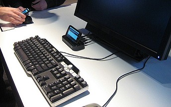 画像ギャラリー No.018のサムネイル画像 / ドックにつなぐとPCのように使える新コンセプトスマートフォン「ATRIX 4G」は，スーパーケータイ台風の目となるか