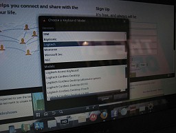画像ギャラリー No.021のサムネイル画像 / ドックにつなぐとPCのように使える新コンセプトスマートフォン「ATRIX 4G」は，スーパーケータイ台風の目となるか