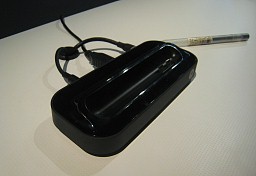 画像ギャラリー No.027のサムネイル画像 / ドックにつなぐとPCのように使える新コンセプトスマートフォン「ATRIX 4G」は，スーパーケータイ台風の目となるか