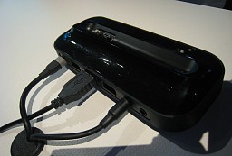 画像ギャラリー No.028のサムネイル画像 / ドックにつなぐとPCのように使える新コンセプトスマートフォン「ATRIX 4G」は，スーパーケータイ台風の目となるか