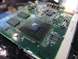 画像ギャラリー No.030のサムネイル画像 / ドックにつなぐとPCのように使える新コンセプトスマートフォン「ATRIX 4G」は，スーパーケータイ台風の目となるか