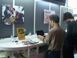 画像ギャラリー No.001のサムネイル画像 / ［TGS 2010］iPhone/iPadコーナーのレポートを掲載。iPhone本体で操作できる4翼式のラジコンヘリコプター「AR.Drone」もプレイアブル展示中
